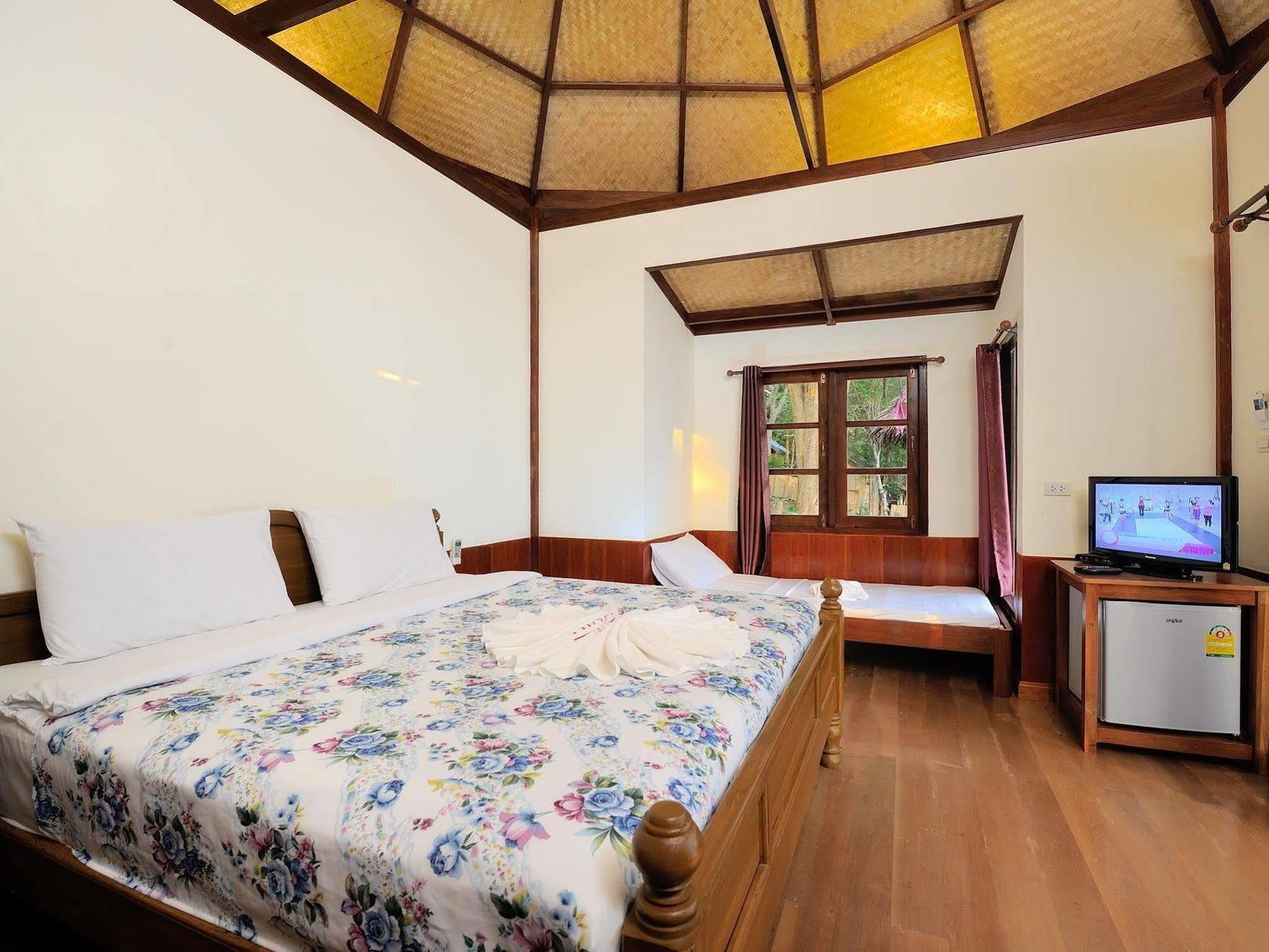 Sunwaree Phi Phi Resort Exterior photo